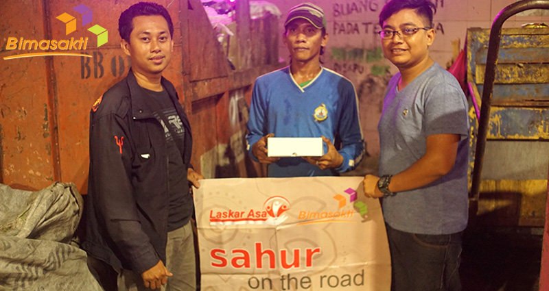 Sahur On The Road, Bimasakti Bagi Ratusan Paket Makanan