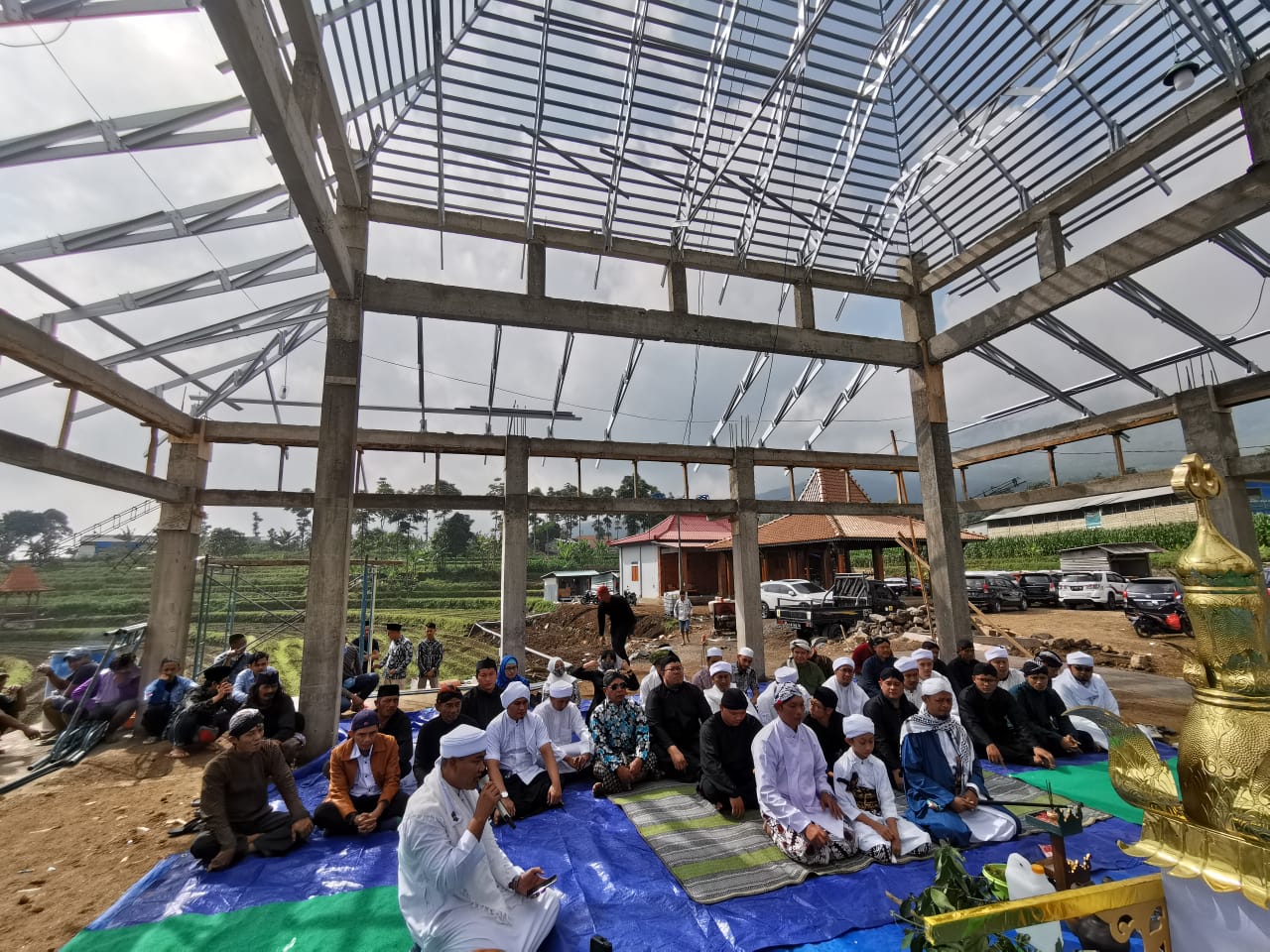 Upacara Adat Munggah Mustaka Masjid Panepen Yayasan Bimasakti Peduli Negeri