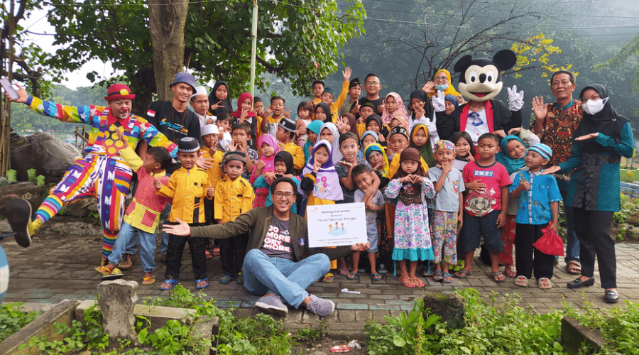 Bimasakticare Berbagi Keceriaan Bersama di Taman Bacaan Makam Rangkah Dengan Berdongeng