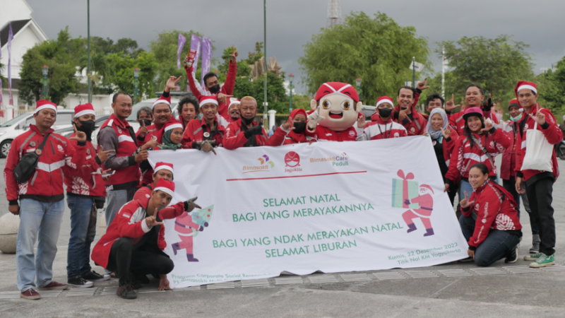 Bimasakticare Gandeng Driver Jogjakita Berbagi Bingkisan Kepada Pengguna Jalan di Titik Nol Semarakkan Perayaan Natal