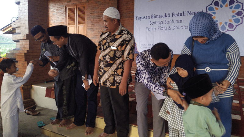 Buka Puasa dan Berbagi Bingkisan Ramadhan Bersama Anak-Anak Yatim Piatu Desa Claket di Yayasan Bimasakti Peduli Negeri