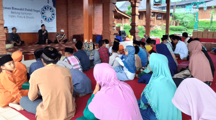 Buka Puasa Bersama Sekaligus Berbagi Bingkisan Ramadhan bersama adik-adik yatim piatu desa claket