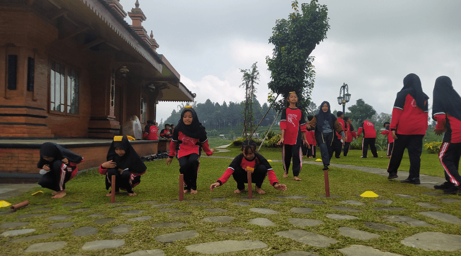 Yayasan Bimasakti Peduli Negeri Bersama Kampung Dolanan Gelar Festival Permainan Tradisional untuk Anak-Anak SDN Claket 1