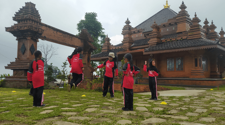 Yayasan Bimasakti Peduli Negeri Bersama Kampung Dolanan Gelar Festival Permainan Tradisional untuk Anak-Anak SDN Claket