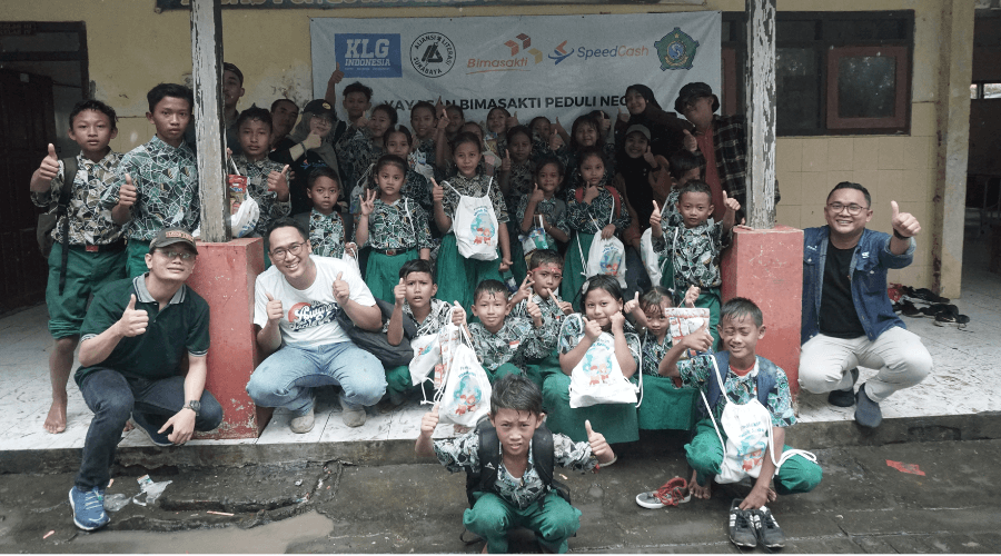 Kegiatan Peringatan Hari Pendidikan Nasional bersama Komunitas Kampung Lali Gadget dan Aliansi Literasi Surabaya di SDN Sawohan II dan SMPN Satu Atap Dusun Kepetingan, Sawohan, Sidoarjo