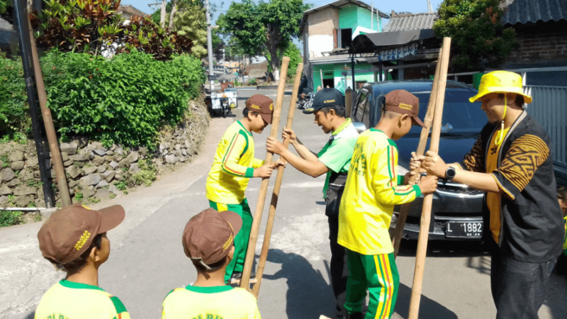 Ajak Siswa MI Tri Bhakti Claket Lestarikan Permainan Tradisional Lewat Parade Dolanan Jadoel Vol. II