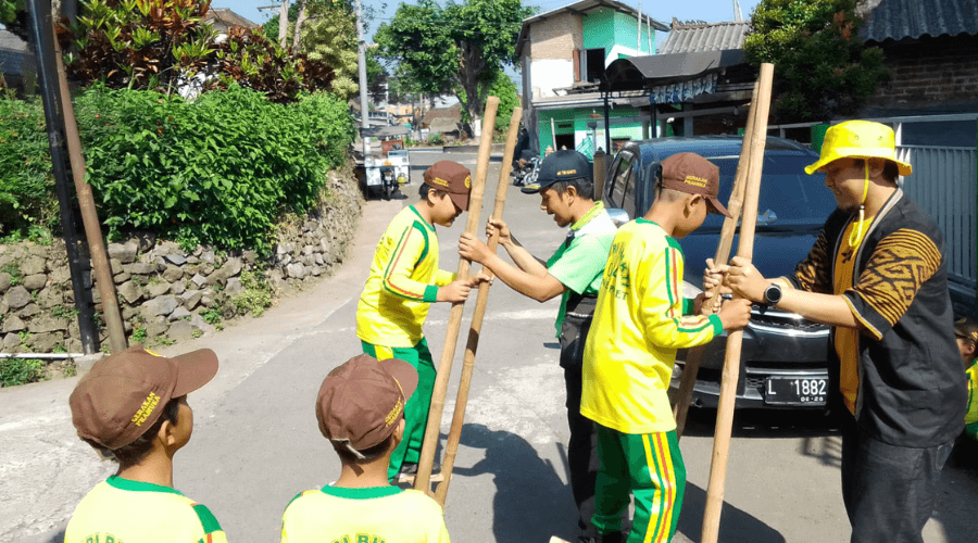 permainan tradisional bersama MI Tri Bhakti Claket bersama Kampung Dolanan