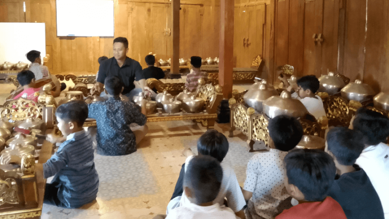 YBPN Dorong Ekstrakurikuler Gamelan di MI Tri Bhakti dan SDN Claket Lewat Pelatihan Gamelan