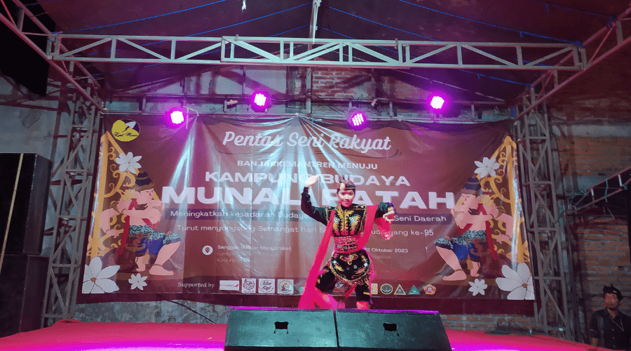Penampilan Remo Munali Patah pada pentas seni rakyat desa Banjarkemantren dalam rangka peringatan Sumpah Pemuda