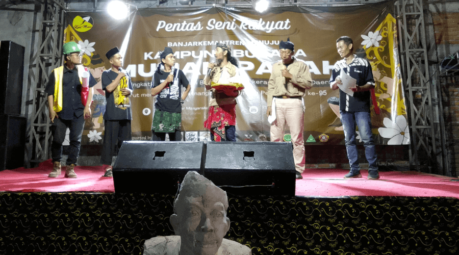 Penampilan ludruk modern Luntas Surabaya pada pentas seni rakyat desa Banjarkemantren dalam rangka peringatan Sumpah Pemuda