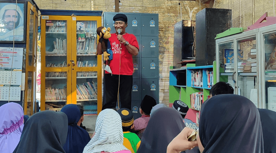 Penampilan Kak Tino, dari Kumpul Dongeng Surabaya membawakan dongeng boneka tentang Kenali Kota Surabaya Melalui Jelajah Museum
