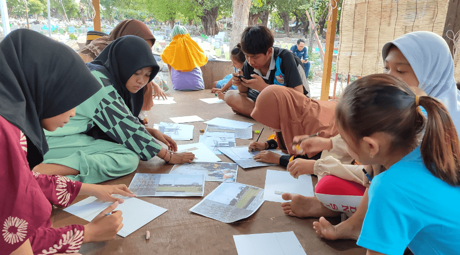 Antusiasme anak-anak Taman Baca Makam Rangkah menggambar tentang gambaran museum sesuai dengan pengalaman mereka setelah berkunjung ke museum