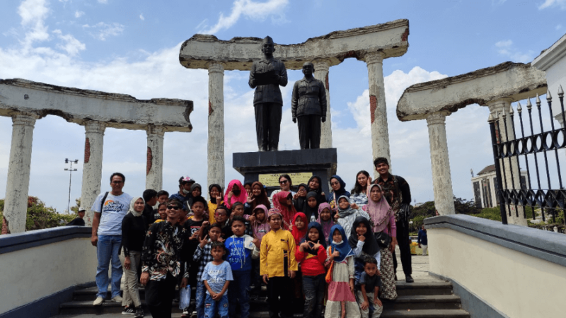 YBPN Ajak Adik-Adik Taman Baca Makam Rangkah Surabaya Menjelajah Sejarah Melalui Program Safari Pintar 2023