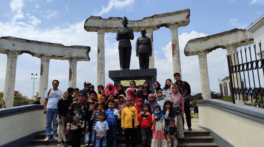 Keseruan CSR PT. BImasaktii Multi Sinergi saat berkunjung ke museum bersama 30 an lebih adik-adik taman Baca Makam Rangkah bersama dengan Disabilitas Berkarya sebagai bagian dari Safari Pintar